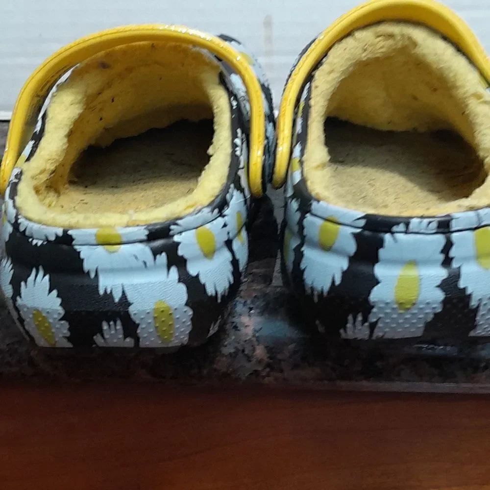 Girls Crocs Daisy Clogs..Size 6 - Picture 4 of 7